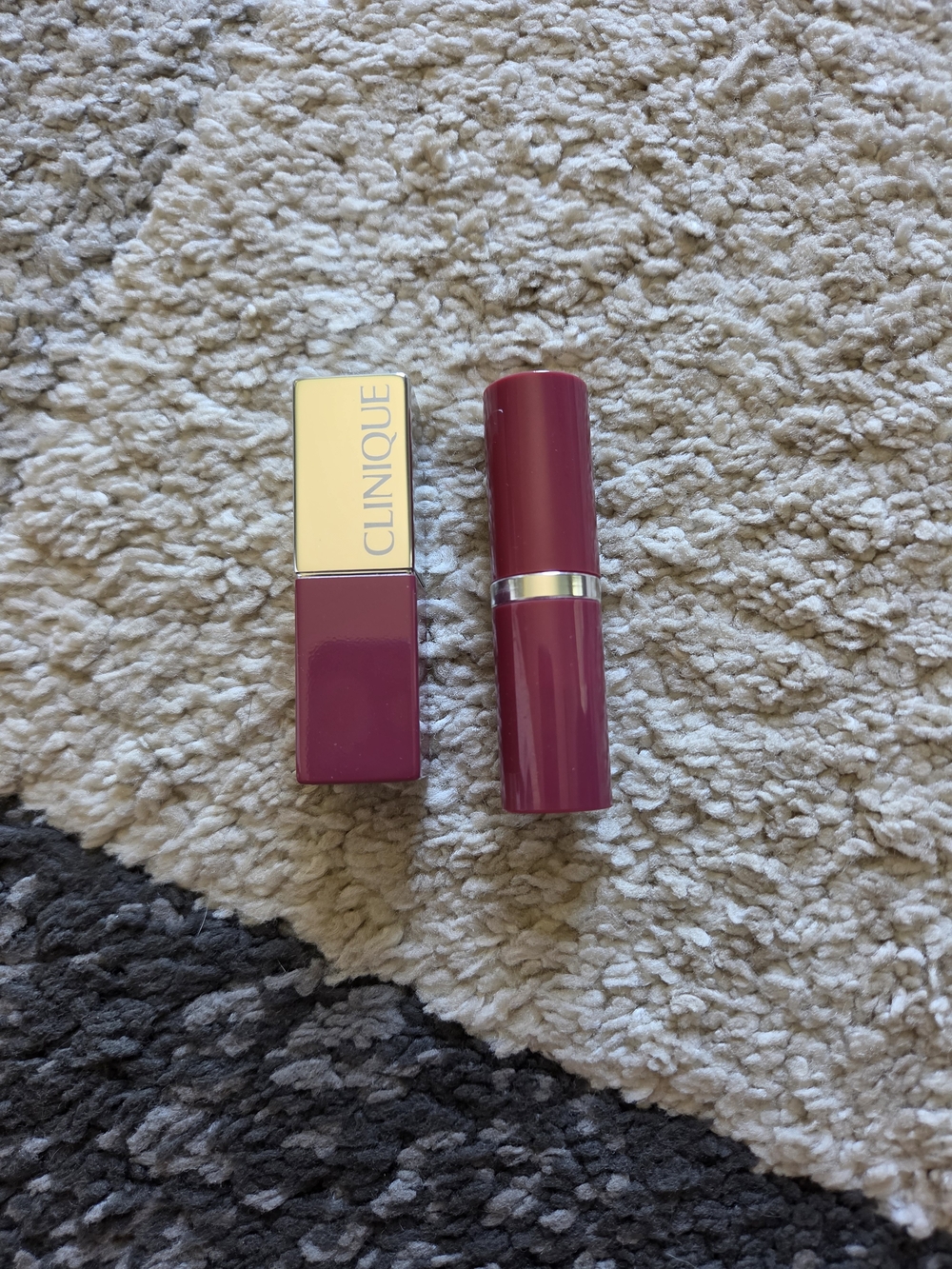 • Clinique Pop Lip Colour + Primer Lipstick Set (2 Full Size Tubes) Plum Pop